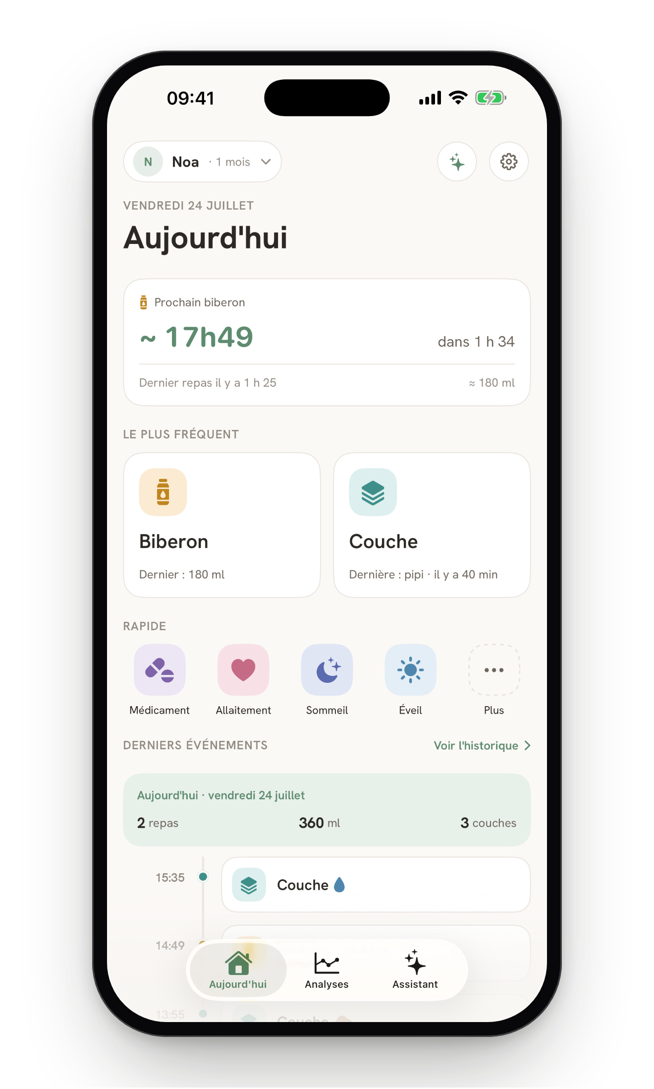 L'écran d'accueil de BabyBib pour Noa, un mois : le dernier biberon à 180 ml, des tuiles pour noter une couche, un sommeil, un éveil ou un reflux d'un seul geste, et la journée en cours — 2 repas, 360 ml.