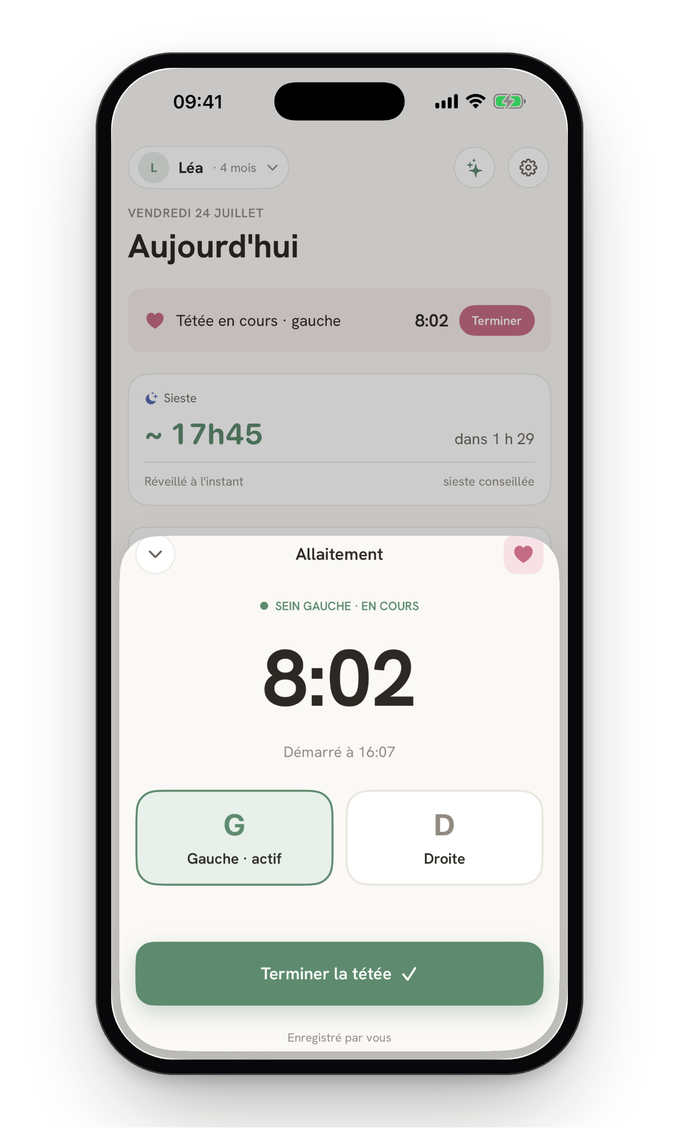 Une tétée en cours dans BabyBib : le minuteur du sein gauche affiche 8:02, démarré à 18:10, pendant que l'écran d'accueil garde le bandeau « Tétée en cours · gauche » et la prochaine sieste dans 1 h 29.
